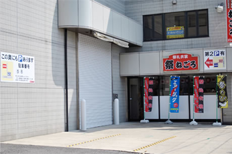 店舗横駐車場